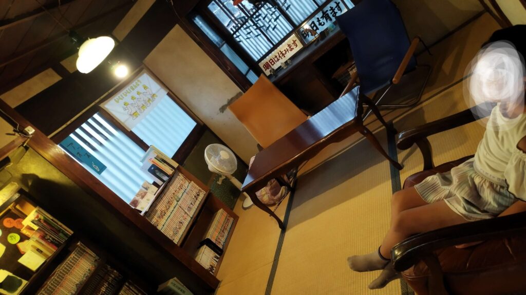 森見登美彦・四畳半タイムマシンブルースの銭湯オアシスのモデルとなった源湯 休憩室の椅子と漫画